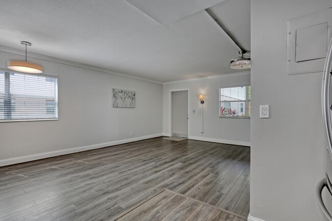 Building Photo - 611 Saxony Ln
