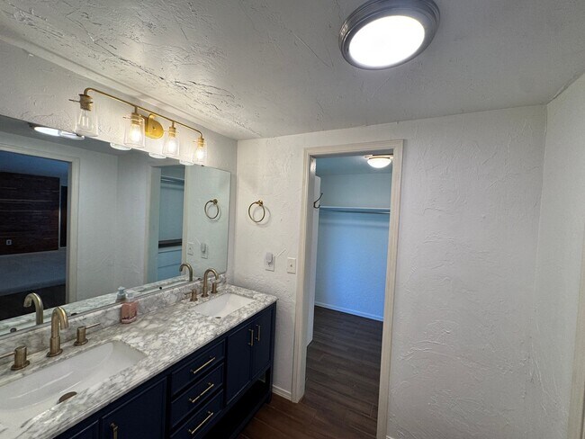Building Photo - Charming and spacious with thoughtful updates! This 3 bed 2 bath feels new and trendy, schedule y...
