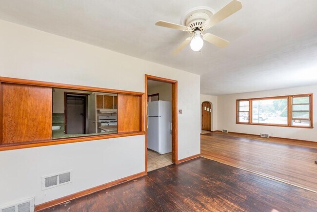 Building Photo - 618 N Oplaine Rd