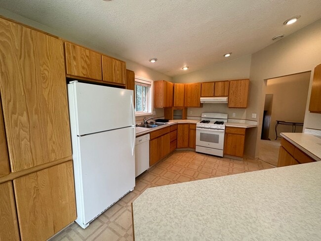 Building Photo - Spacious Kenai Home!