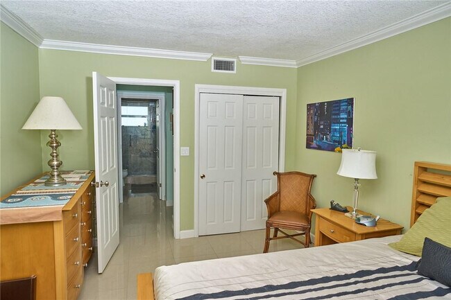 Building Photo - 2555 NE 11th St