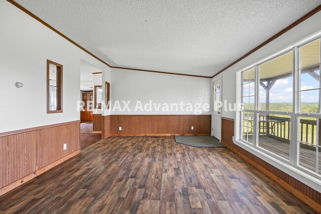 Building Photo - Spacious 4 bedroom home in private setting