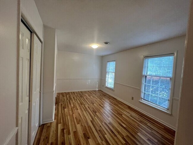Building Photo - Short/Long Term Lease Options!!! Popular t...
