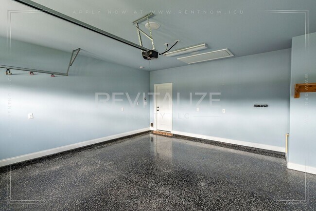 Building Photo - HALF-DEPOSIT SPECIAL! Stunning Luxury Home in Silverhill with Huge Diamond Shaped Backyard!