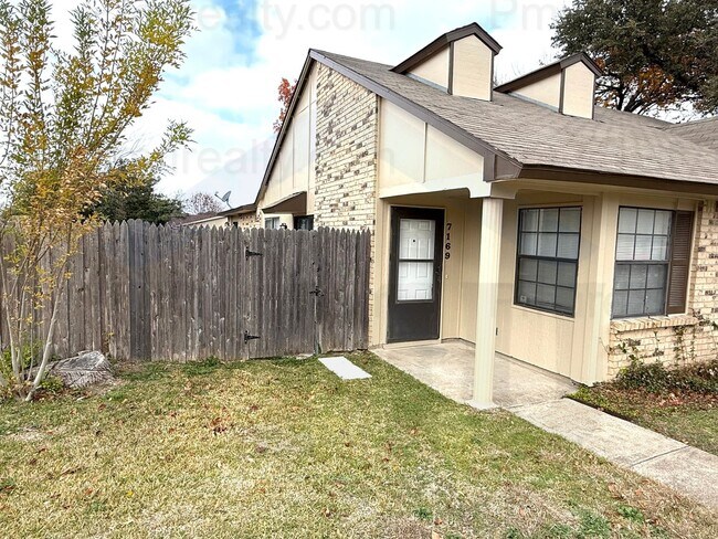 Building Photo - AVAILABLE NOW!!! Half Duplex 2 bed 1 bath in Dallas