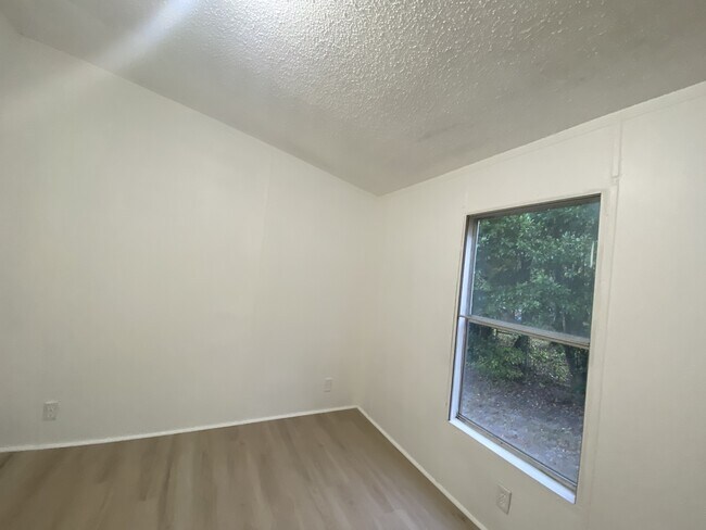 Building Photo - 2279 Sharon St