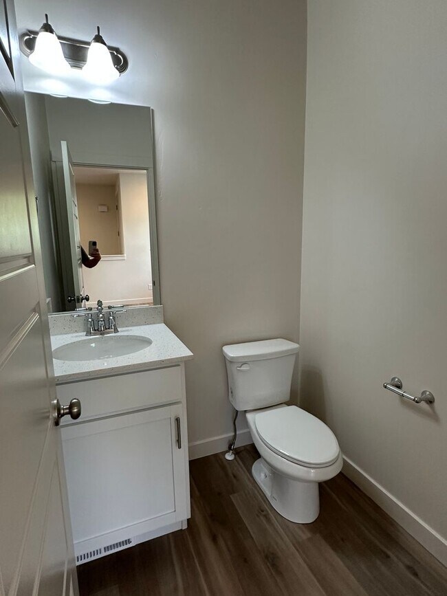 Building Photo - Gorgeous Townhome!!!