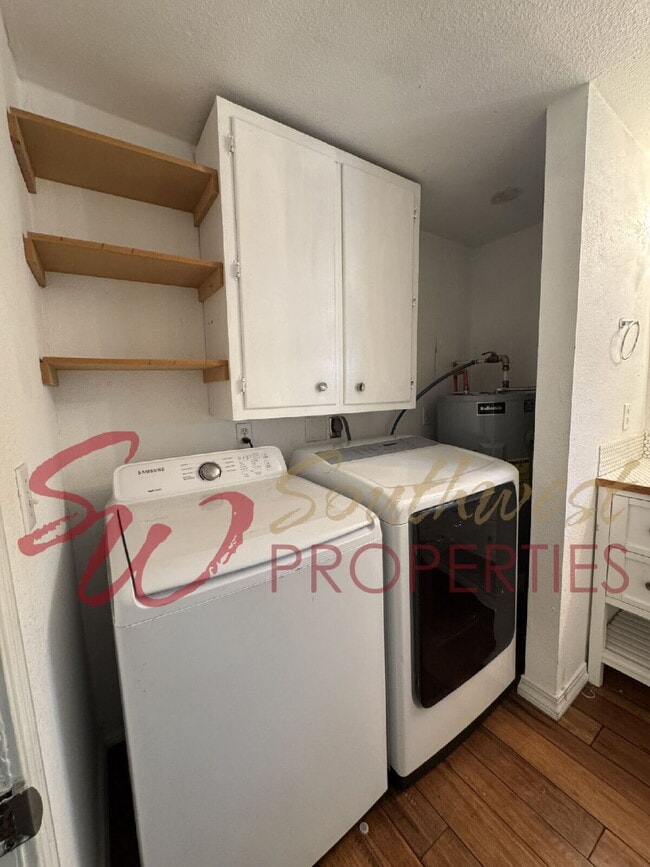 Building Photo - 4 Bedroom 2 Bath with Retro Flair!