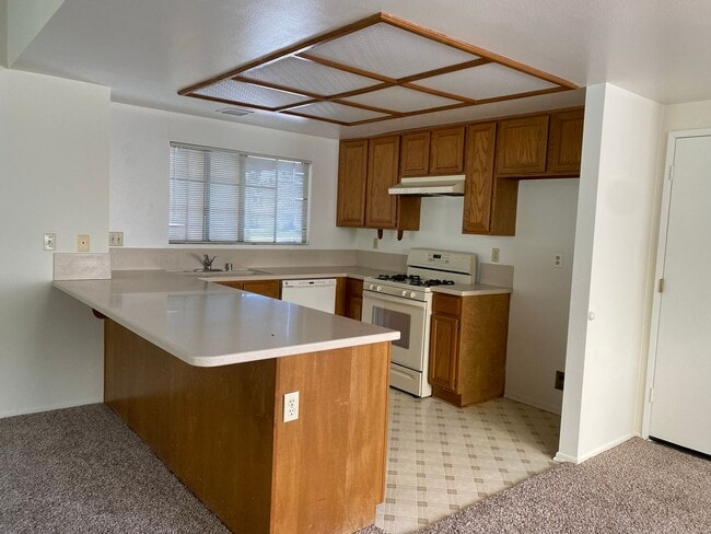 Building Photo - Single story 3 bed, 2 bath Moorpark home with yard