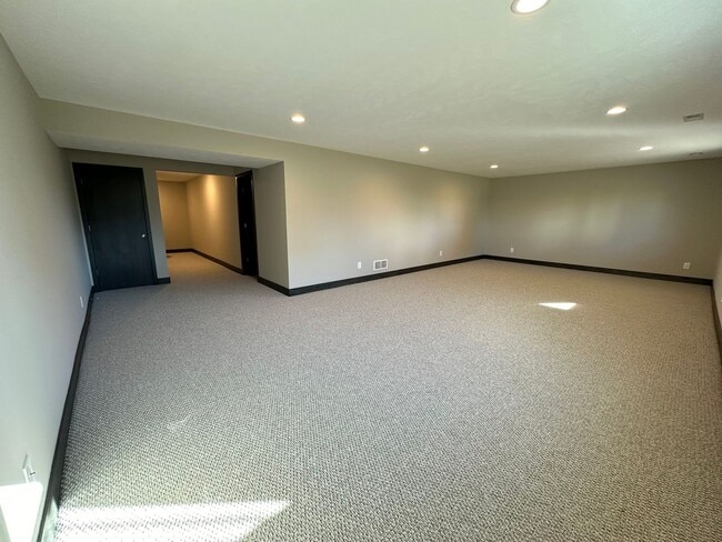 Building Photo - Newer Build - Four Bedroom Duplex in Caledonia!