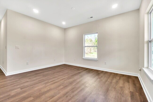 Building Photo - 304 E Hampton Ave