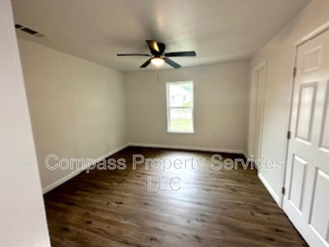 Building Photo - 300 N Oak Dr