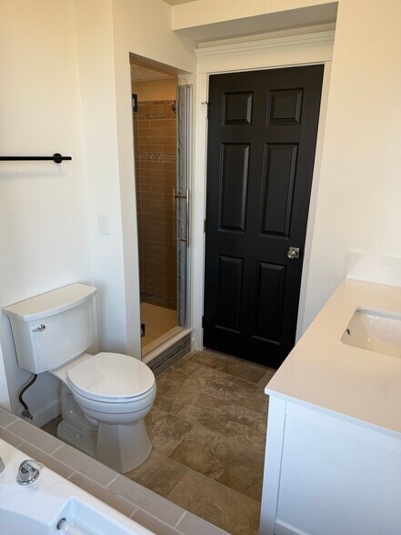 Master bathroom looking toward shower - 24 Ash St N