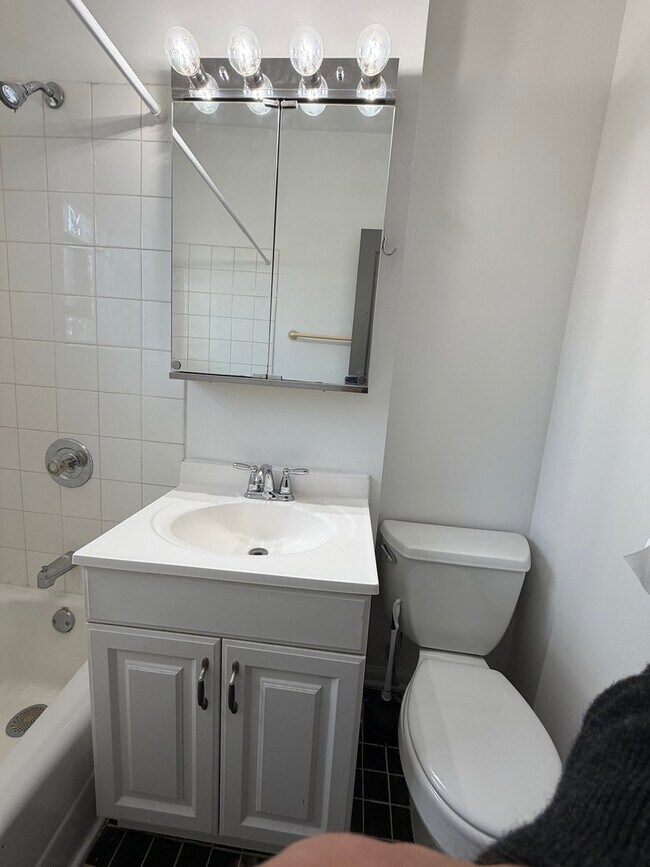 Building Photo - 3722 N Sheffield Ave