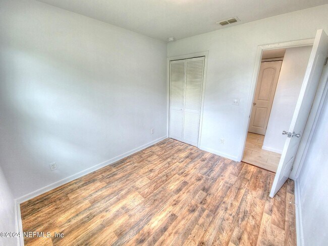 Building Photo - 3919 Skycrest Dr