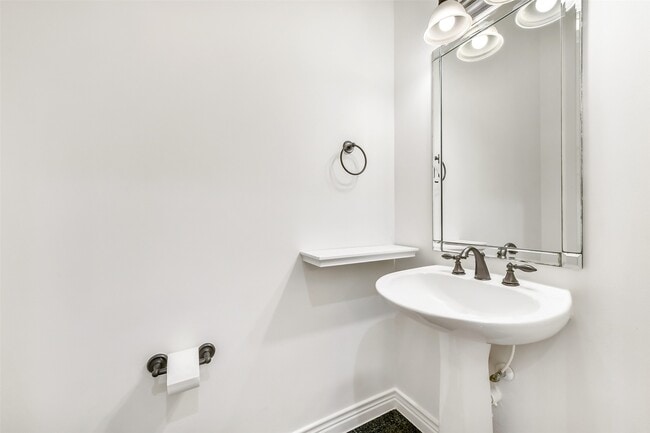 Building Photo - 1529 Rosewood St