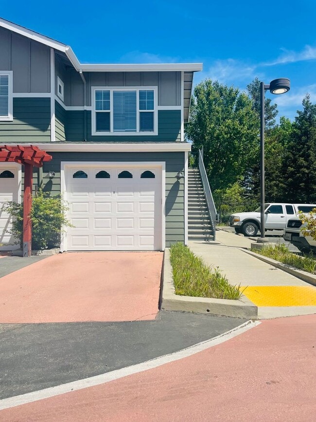 Building Photo - Beautiful North Davis 2bed/2 bath Upstairs...