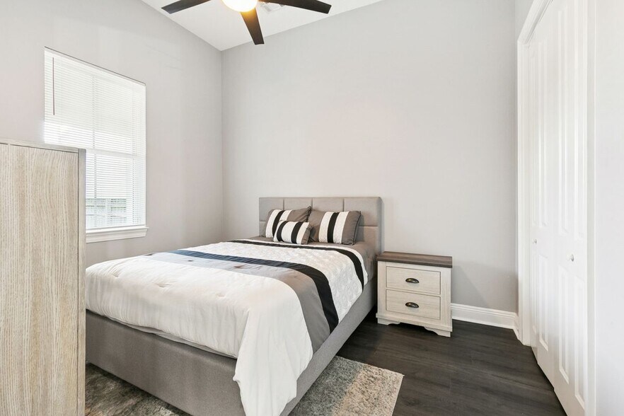 Building Photo - 2133 Dumaine St