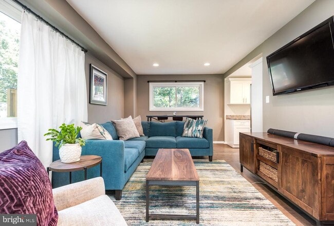 Building Photo - 8601 Cromwell Dr