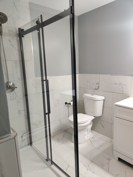 Modern shower - 186 Highland Ave