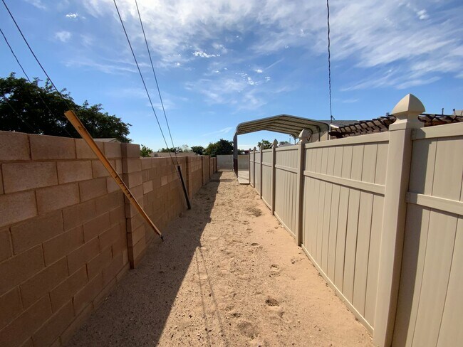 Building Photo - 3 Bedroom Single Story Home Available Near...