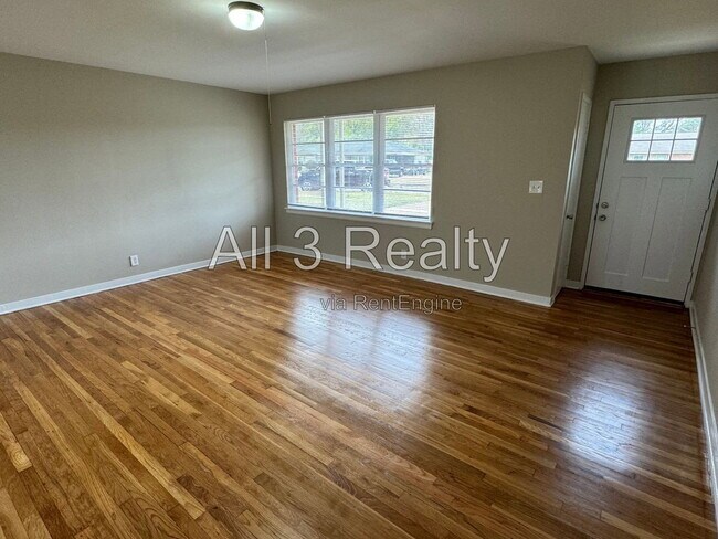 Building Photo - 990 Parkwood Dr