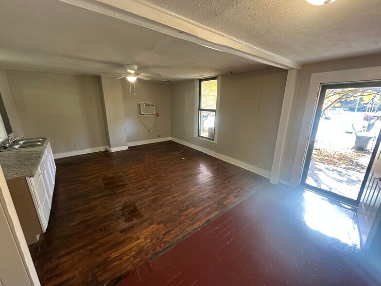 Building Photo - 218 Holmes St