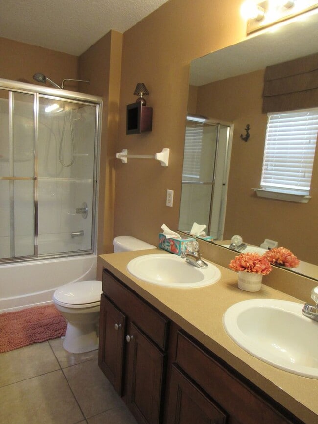 Building Photo - Beautiful 3-Bedroom Townhome with Resort-S...