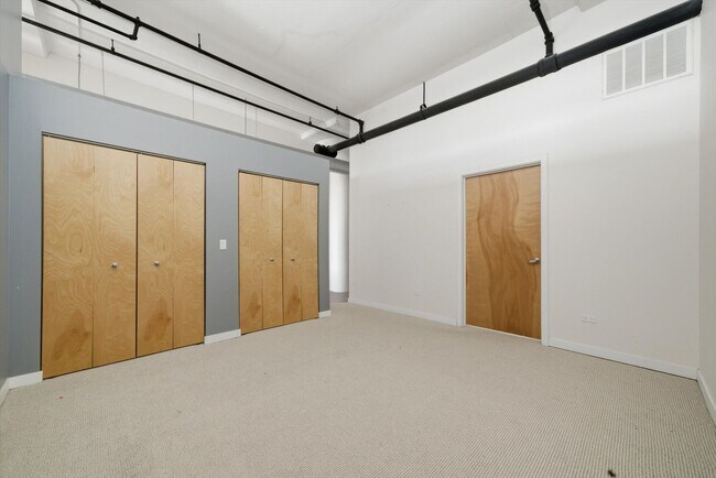 Building Photo - 2 Bed, 1.5 Bath With Garage Parking Included