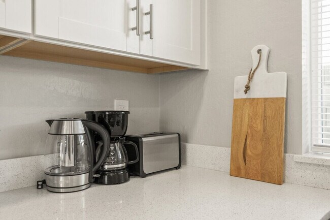 Building Photo - 6606 W Paradise Ln