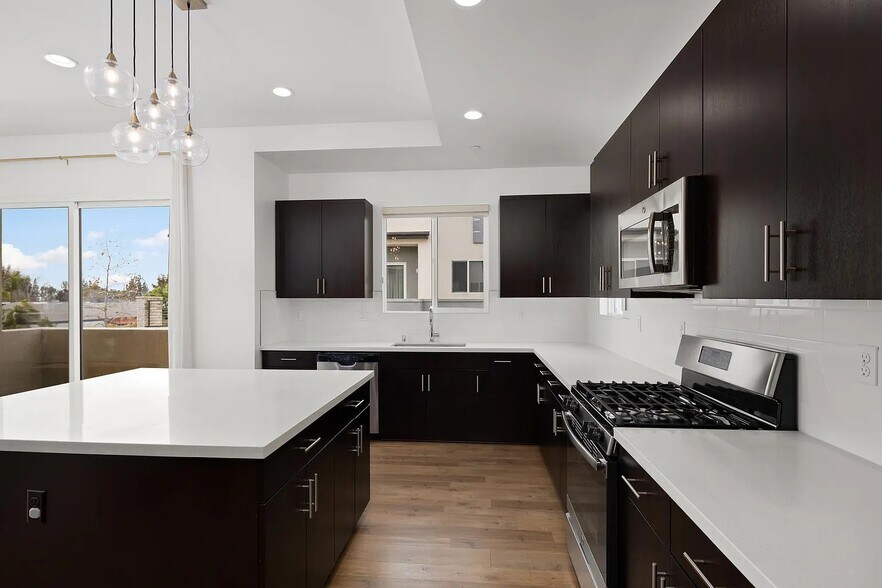 Building Photo - 370 Broadway Dr