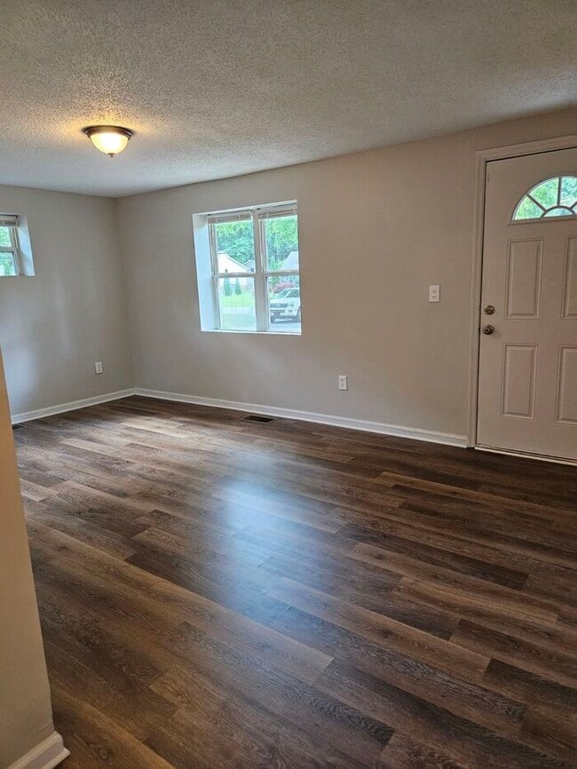 Building Photo - Charming 3 bedroom