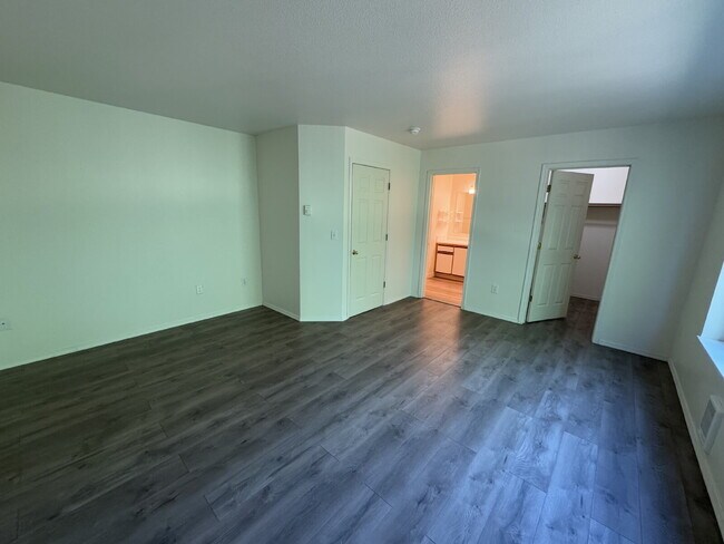 Building Photo - 2 Bedroom Condominium