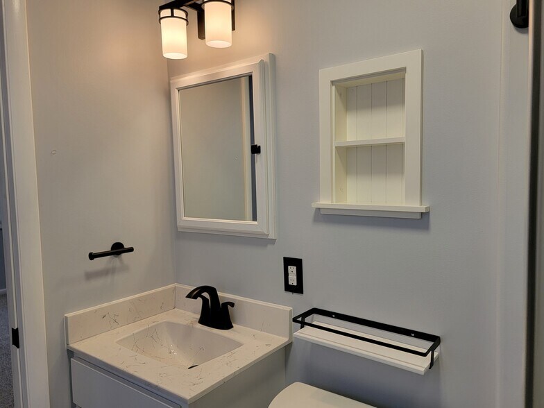 Building Photo - 40 Pine Crest Dr