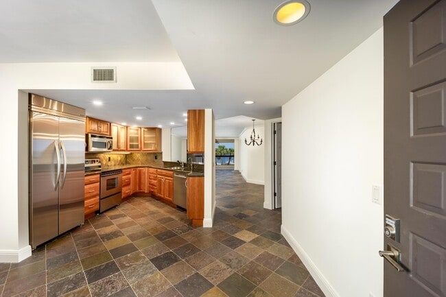 Building Photo - 625 NW North River Dr