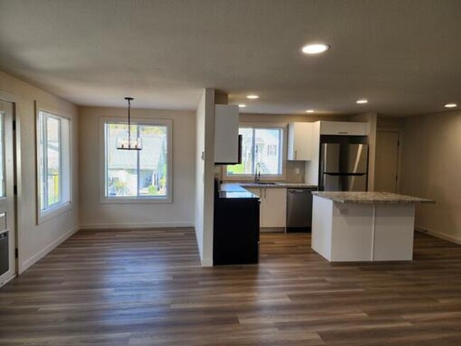 Building Photo - Lovely 2 bedroom 1.75 bath in gated commun...