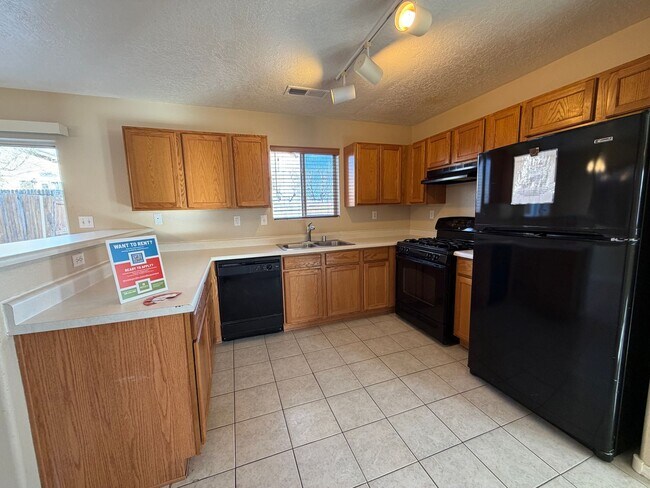 Building Photo - 4 Bedroom Home Available Near Unser Blvd NW & McMahon Blvd!