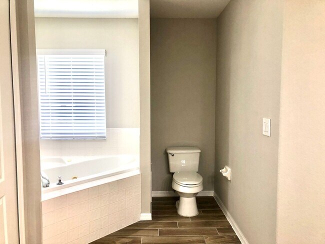 Building Photo - Wonderful 3/2 home in ORLANDO - GOLF COURS...