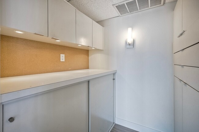 Building Photo - 1250 Cave St