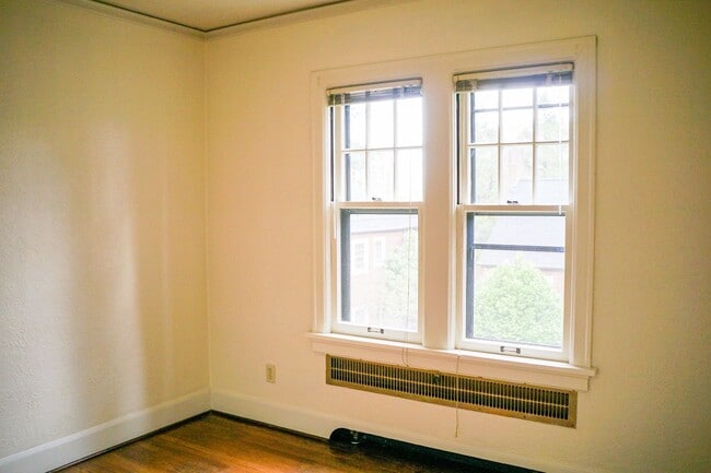 Building Photo - Amazing Vintage Tile, Arched Doorways, Built-ins & Courtyard in This Art-Deco Townhouse!
