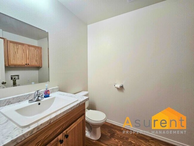 Building Photo - Freshly Renovated Duplex: 2 Bedrooms, 1.5 Bathrooms, w/ Fenced Backyard