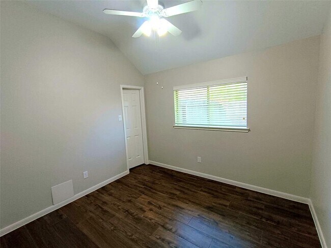 Building Photo - 3821 Pin Oak Dr N