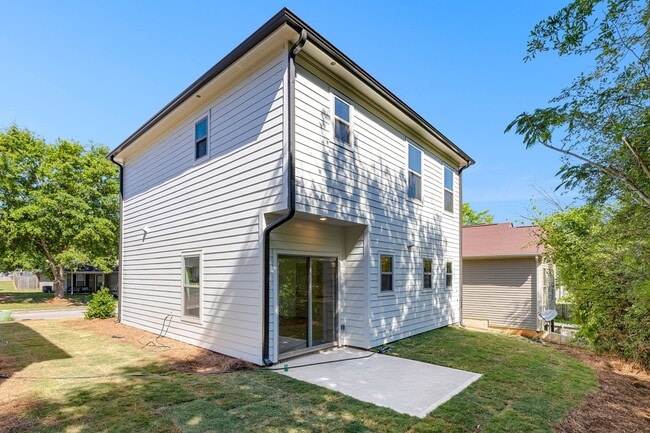 Building Photo - 3 Bedroom Walkable to Downtown Zebulon. Lawncare included!