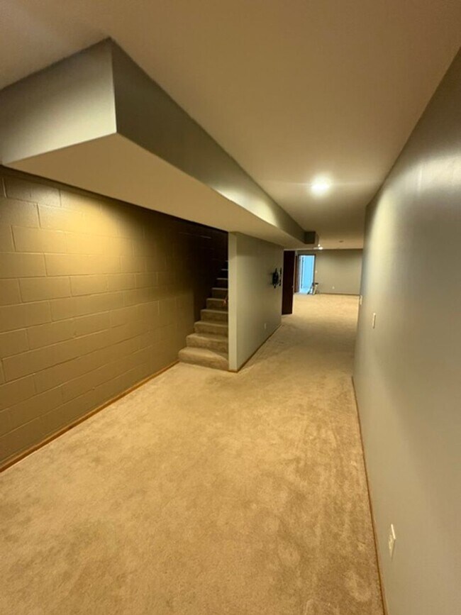 Building Photo - Single Family Home in Germantown Hills with Pool 3 BR / 4BA