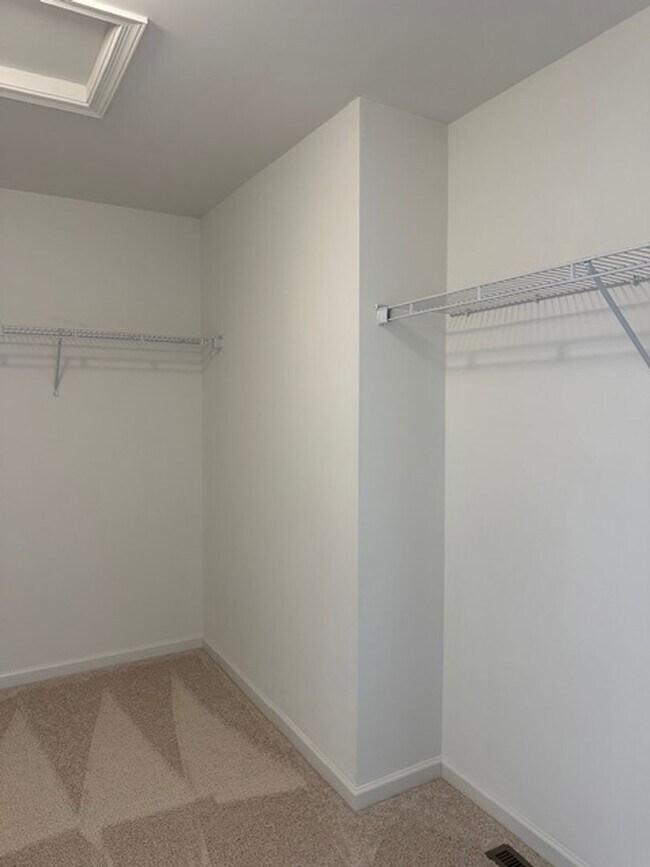 Building Photo - 7867 Oakbrook Dr