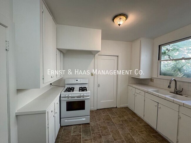 Building Photo - 528.5 N Kenmore Ave