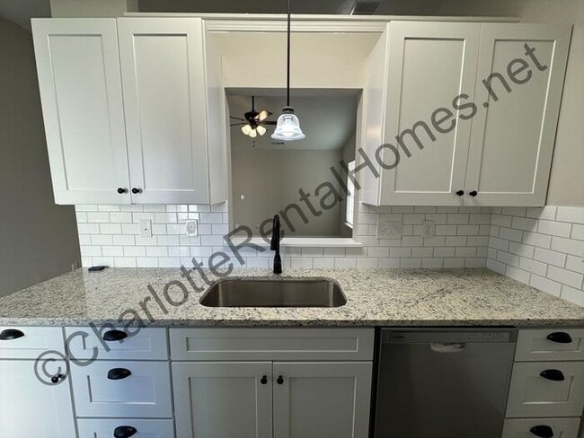 Building Photo - Newly remodeled home in Charlotte!