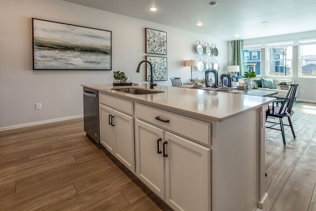 Building Photo - Luxury Condo - Water, Sewer, Basic Internet Included!