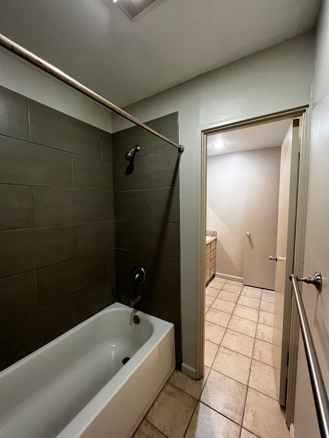 Building Photo - Two Bedroom , Two Bathroom