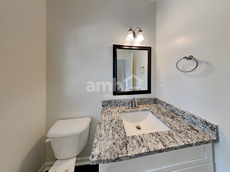 Building Photo - 1522 Balvaird Dr SE
